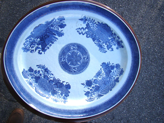 A fine late 18th/early 19th century Chinese Export Porcelain "Fitzhugh" pattern serving platter on stand — image 3